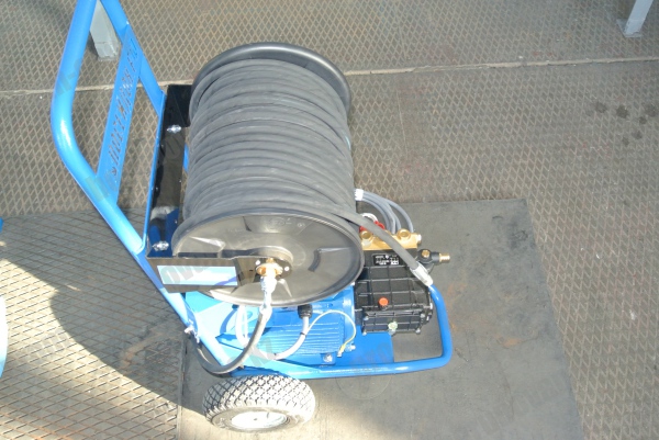 Установка для прочистки канализационных труб ustanovka-dlya-prochistki-kanalizatsionnykh-trub